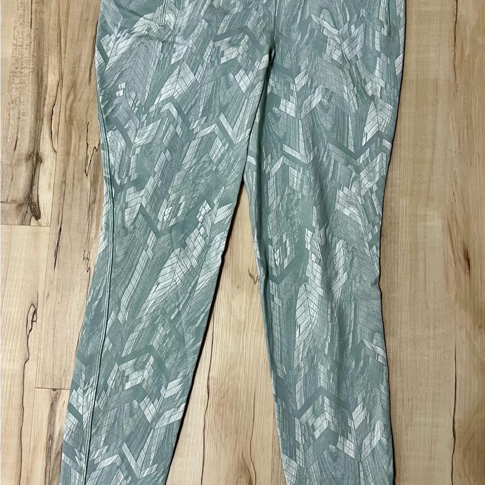 Lululemob Geometric Patterned Leggings Size 10 with Pockets